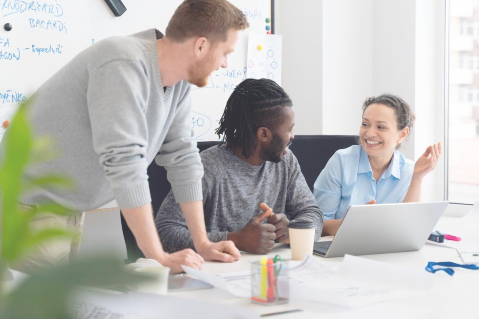 Personne travaillant sur sa planification budgétaire avec des documents financiers